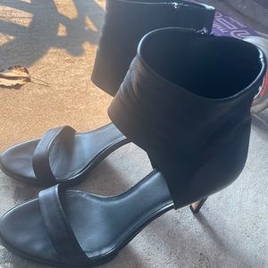 Black amazing Vince sexy sandals